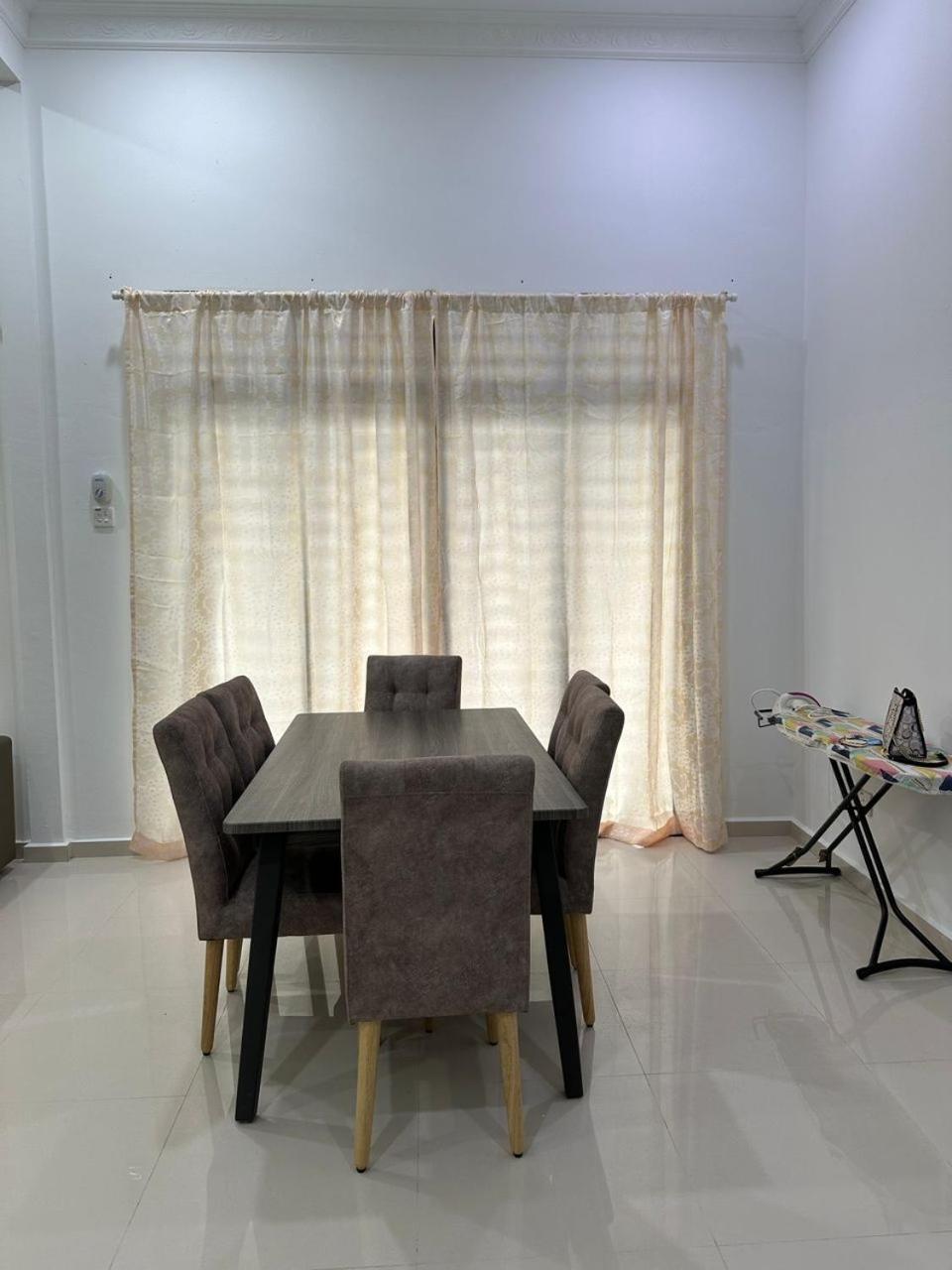 Homestay Kemaman Fyna08 Semi-D, 4 Bedrooms Dekat Pantai Kijal Zewnętrze zdjęcie