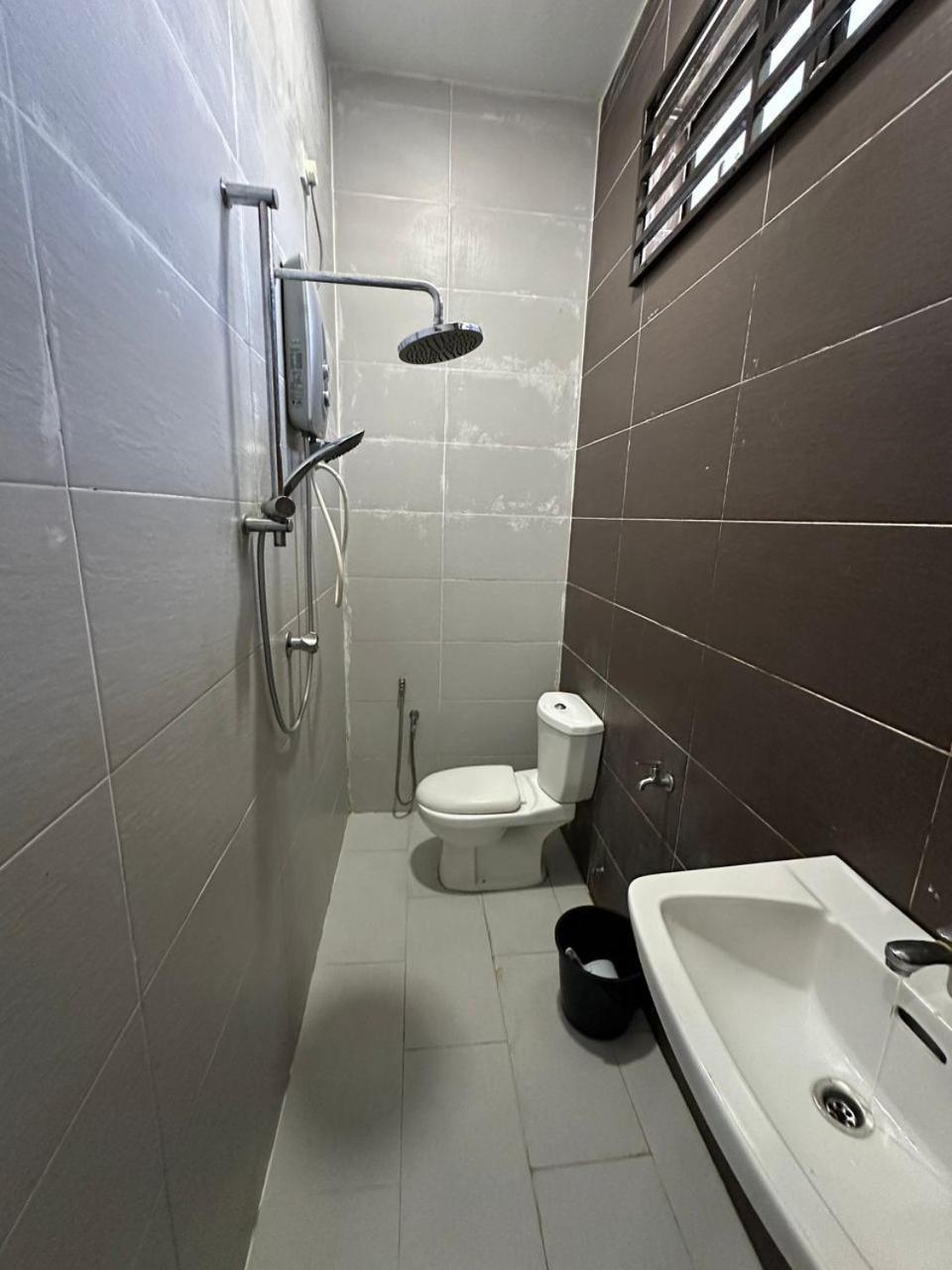 Homestay Kemaman Fyna08 Semi-D, 4 Bedrooms Dekat Pantai Kijal Zewnętrze zdjęcie